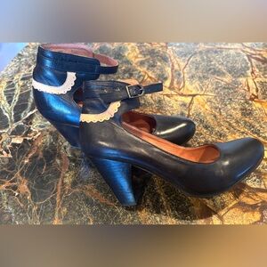 NEW Miz Mooz New York City Retro Black Leather Women's Cabriole Heels Shoes